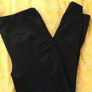 Cute black leggings w/ fun details & side pockets